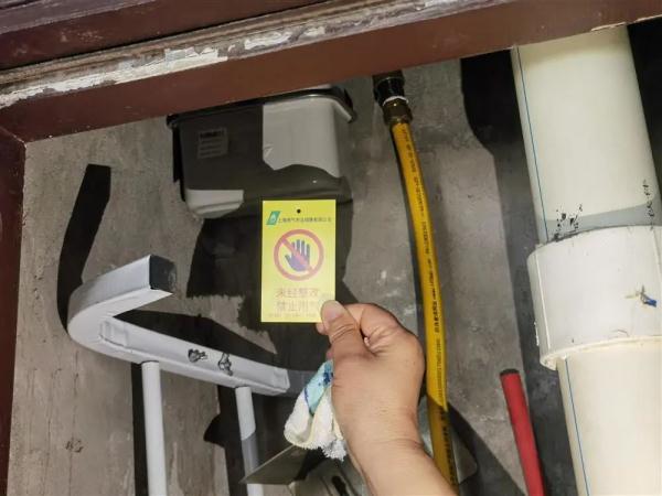 上海一大楼内27户燃气泄漏!发现近半年还不修,居民无奈冒险拧开阀门…